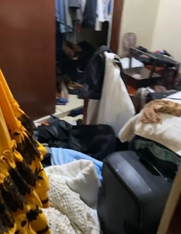 Las cajoneras, closet y demás habitaciones mostraban que los atracadores movieron todas las pertenencias del domicilio para dar con el botín. Imagen: captura de pantalla. 