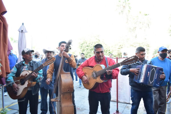 Las agrupaciones musicales que convergen en las zonas turísticas de Chapala no solo son nativos del municipio, sino de poblaciones circunvecinas.