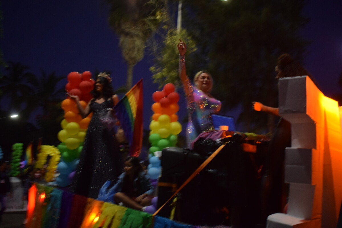  El paso del carro alegórico llevó consigo algunos representantes de la comunidad LGBTQ+ 