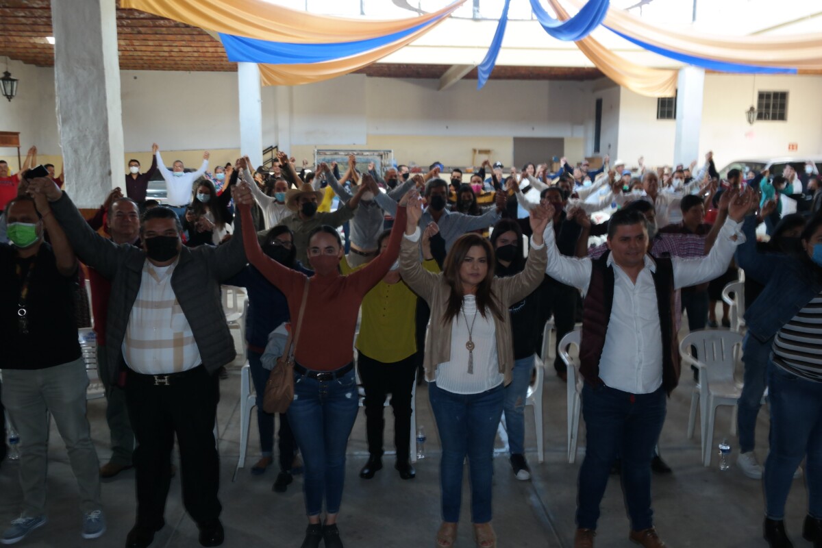 More than 100 people from municipalities such as Chapala, Jocotepec and Zacoalco were sworn in during an assembly Sunday, November 14 in Jocotepec. Foto: Arturo Ortega.