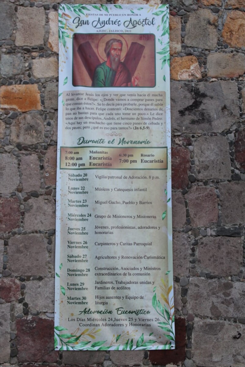 The program of activities and participating guilds is on the wall of the parish of San Andrés Apóstol.