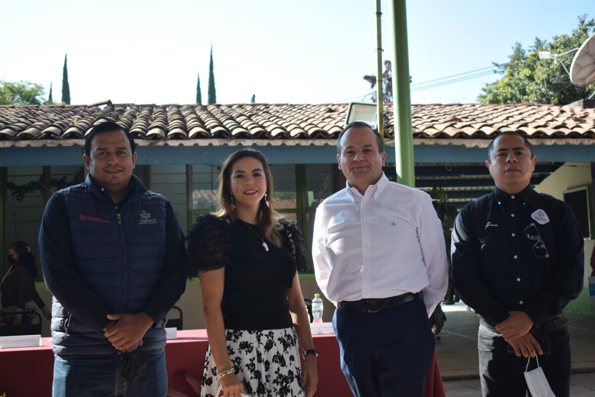  In the center, Astrid Guzmán, director of the José Vasconcelos Foranea School Number 1, and the municipal president, Alejandro Aguirre Curiel; on either side, the representative of Sistemas de Asistencia Social Jalisco and the Director of Linkage (right).