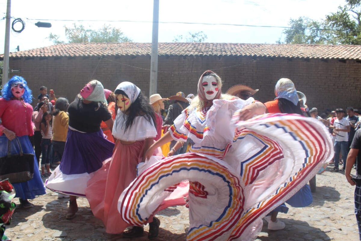 Desde el inicio hasta el fin del desfile, las Sayacas bailaron luciendo sus trajes multicolores.