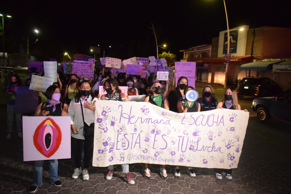 Cerca de 200 jóvenes mujeres se encontraron frente al Coliseo Benito Juárez el pasado 8M para manifestar sus derechos y exhibir a sus agresores.