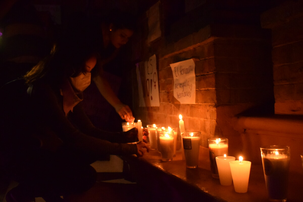 Al concluir la manifestación, las protestantes encendieron velas frente al altar de las que “ya no están”, en su memoría.