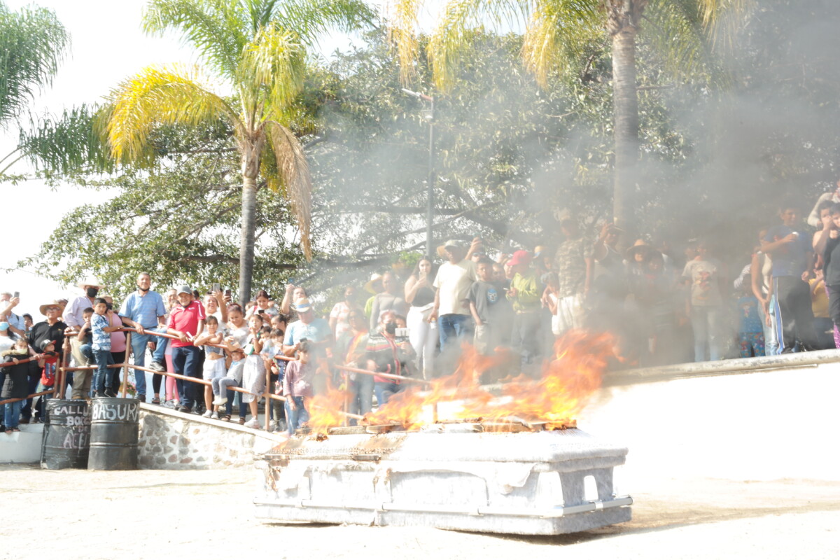 El mal humor fue quemado el 25 de febrero en la playa Chacaltita con la presencia de casi 200 personas. Foto: Jazmín Stengel.