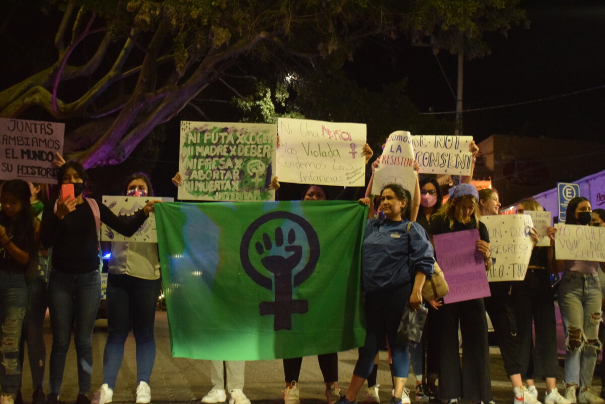 Las jóvenes protestantes formaron un círculo que bloqueó el paso del cruce principal de Francisco I. Madero con calle Morelos por cerca de 10 minutos.