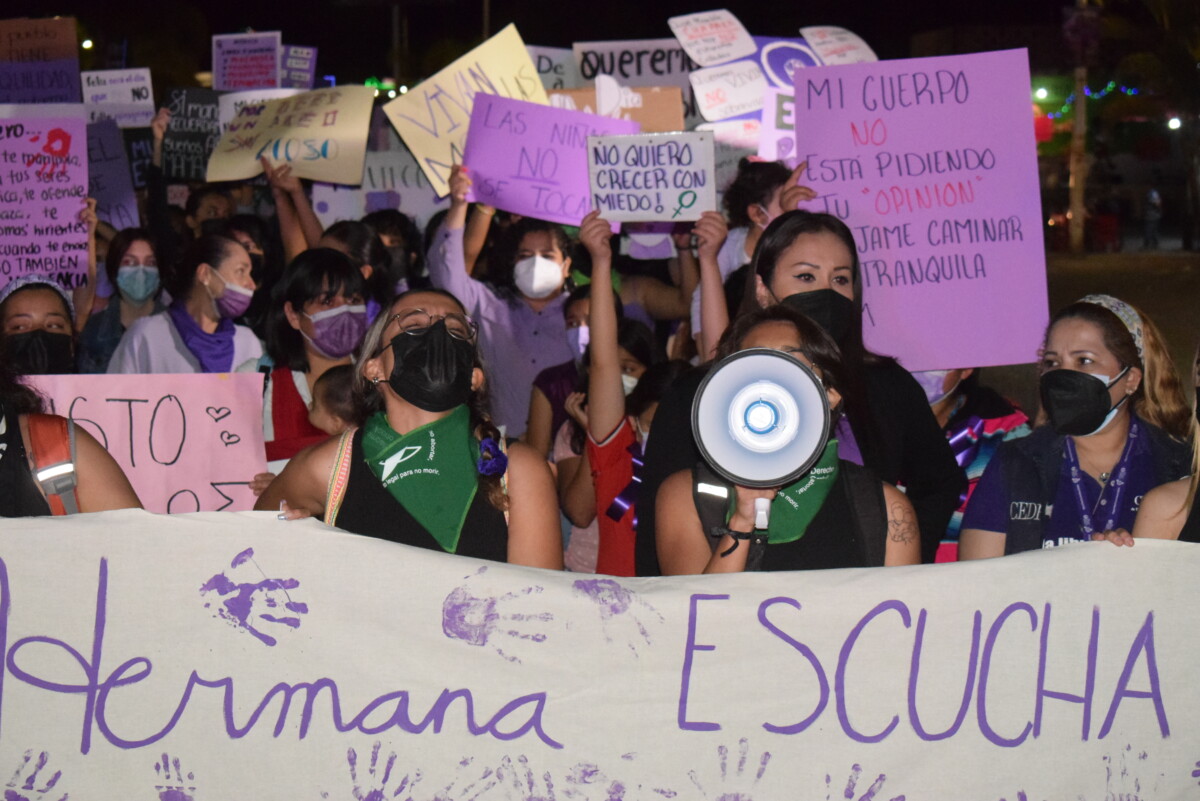 El pelotón de cerca de 200 protestantes fue liderado por integrantes del Instituto de la Mujer en Chapala y activistas.