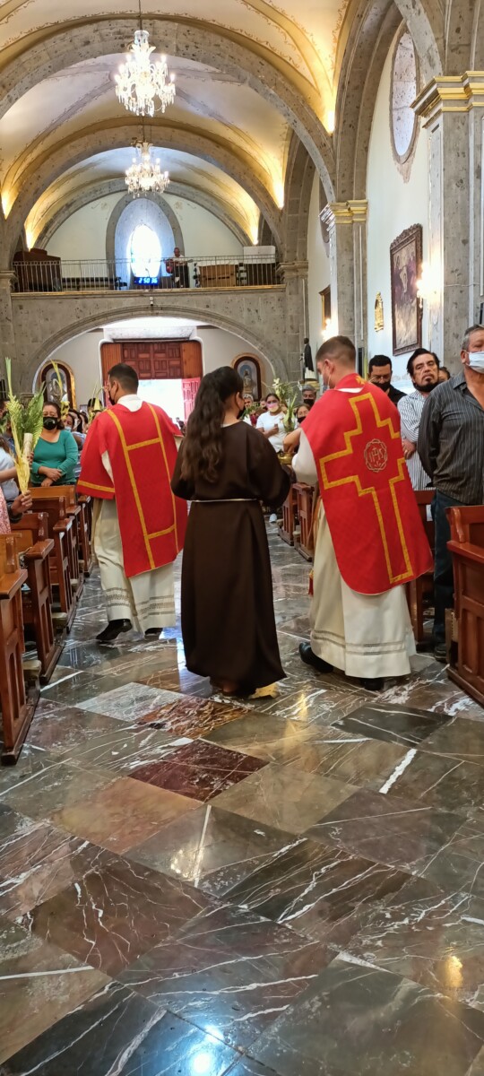 Las palmas fueron bendecidas por los sacerdotes de la parroquia San Francisco de Asís durante la misa. Foto: Jazmín Stengel. 