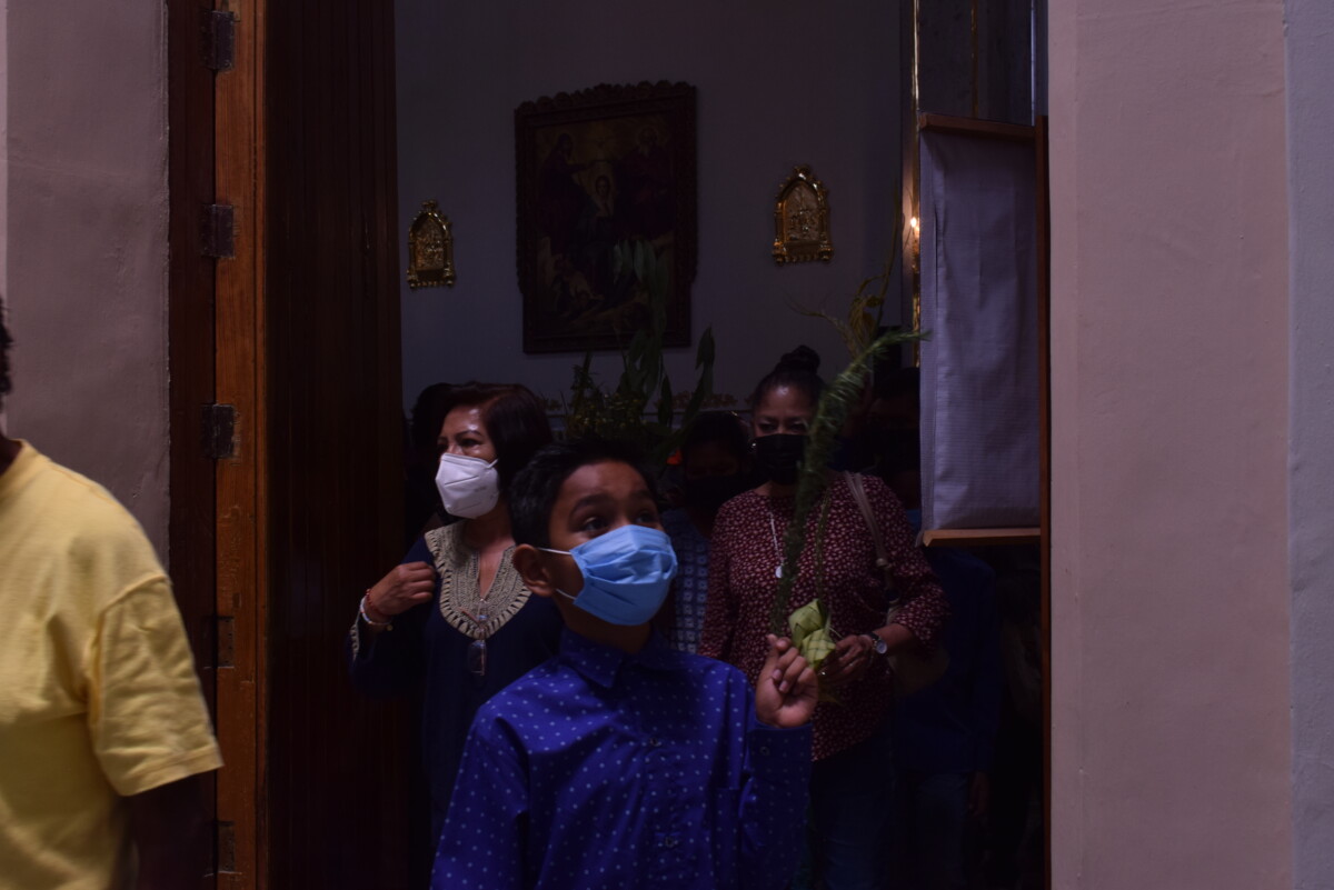 Al término de la misa, con sus arreglos de palma ya benditas, los presentes salieron por la puerta lateral para evitar aglomeraciones. Foto: Jazmín Stengel.