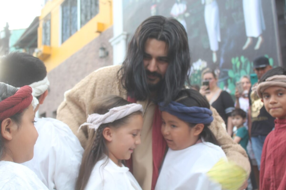 Jesús recibiendo a los niños. Foto: Sofía Medeles.