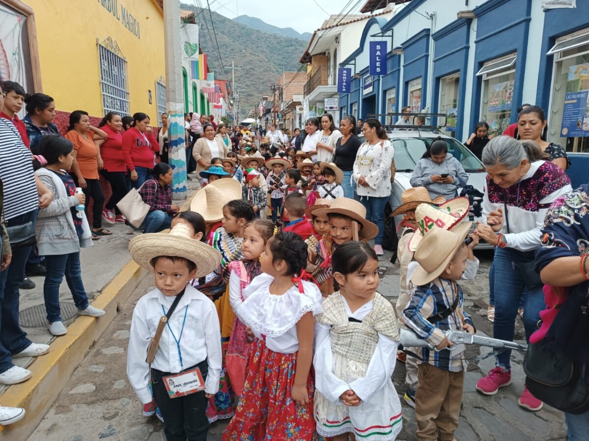Niños de la primaria Marcos Castellanos, caracterizados como personajes de la revolución mexicana.