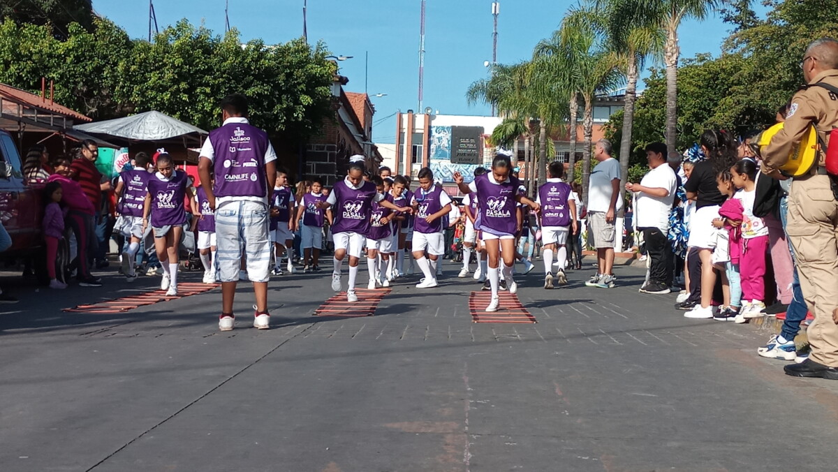 Las prácticas deportivas no pudieron faltar durante el desfile en Jocotepec. Foto: Armando Esquivel.