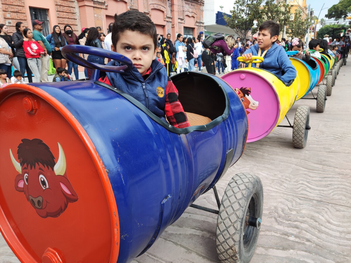 Un tractor con diversos vagones paseó a varios niños durante el recorrido del desfile a lo largo de la Avenida Francisco I. Madero durante la conmemoración del 112 aniversario de la Revolución Mexicana. Foto: Jazmín Stengel.