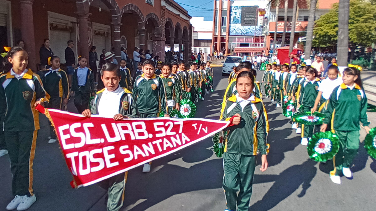 Alumnos de la primaria José Santana, antes del inicio del desfile. Foto: Armando Esquivel.