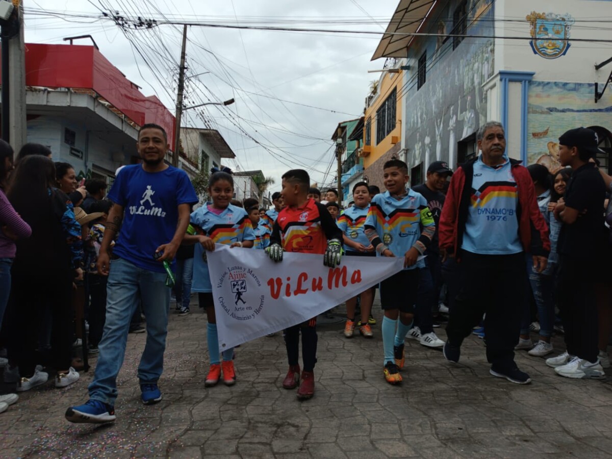 Grupo del equipo Dynamo durante el desfile. Además de este, iban dos equipos más: Unión y Las Potras. Foto: Sofía Medeles.