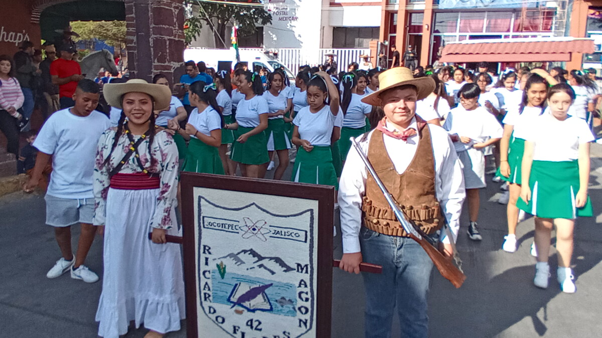 Estudiantes de la escuela Ricardo Flores Magón, Jocotepec, durante el recorrido revolucionario. Foto: Armando Esquivel.