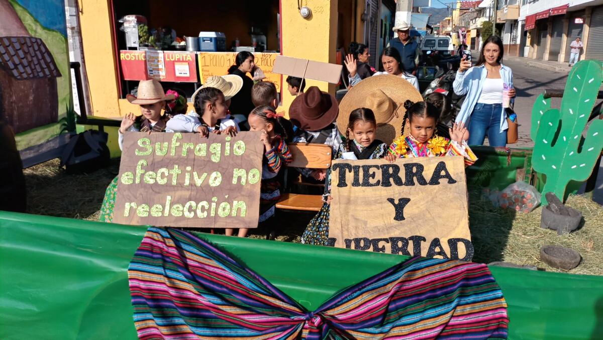 Algunos participaron con mensajes alusivos a la revolución mexicana. Foto: Armando Esquivel.  
