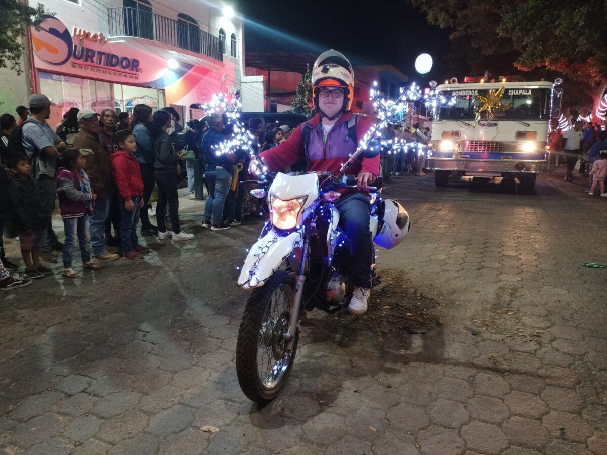 Este año los habitantes del municipio también se hicieron partícipes con sus motos adornadas con luces y adornos navideños. Foto: J. Stengel.
