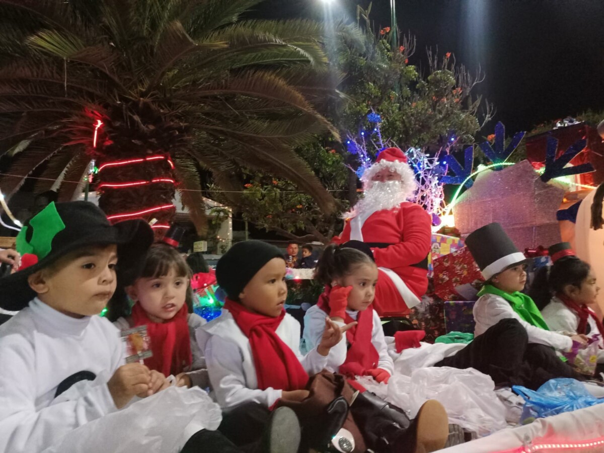 Hubo otros niños que se integraron al desfile como personajes navideños. Foto: J. Stengel.