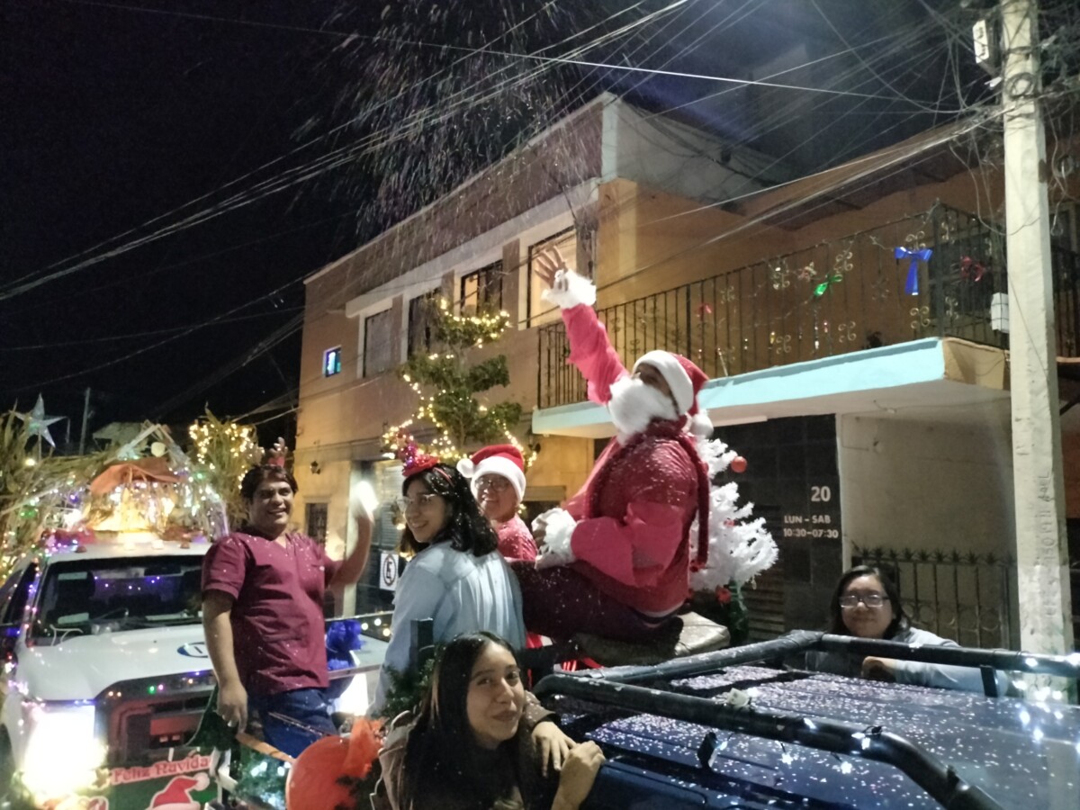 Una persona vestida de  Papá Noé aventó nieve artificial en uno de los carros alegóricos que acompañó el desfile navideño. Foto: Domingo M. Flores.