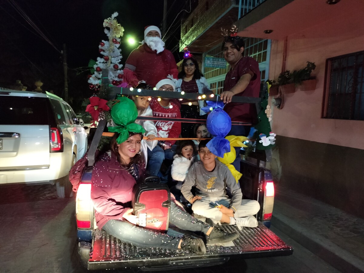 Algunos de los carros alegóricos llevan bocina con música alusiva a la Navidad. Foto: Domingo M. Flores.