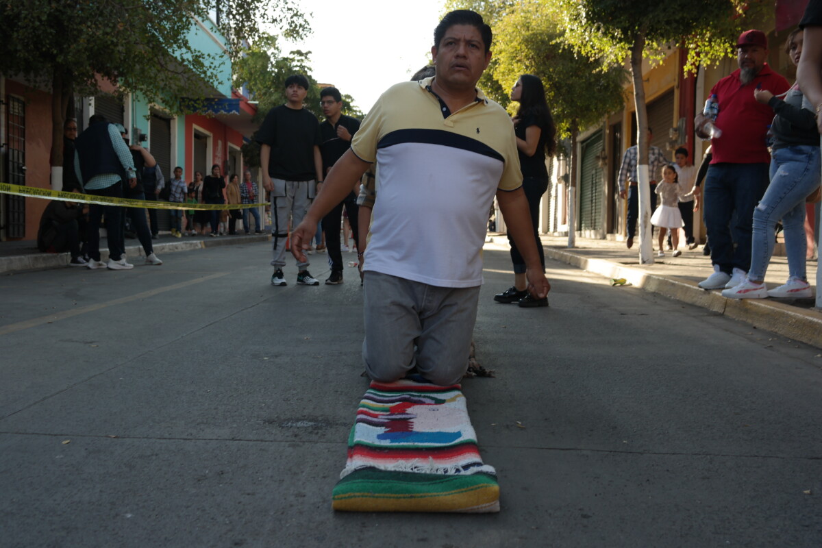 Uno de los fieles realizando el recorrido de rodillas durante la procesión al Cristo patrono de Jocotepec. Foto: Armando Esquivel.