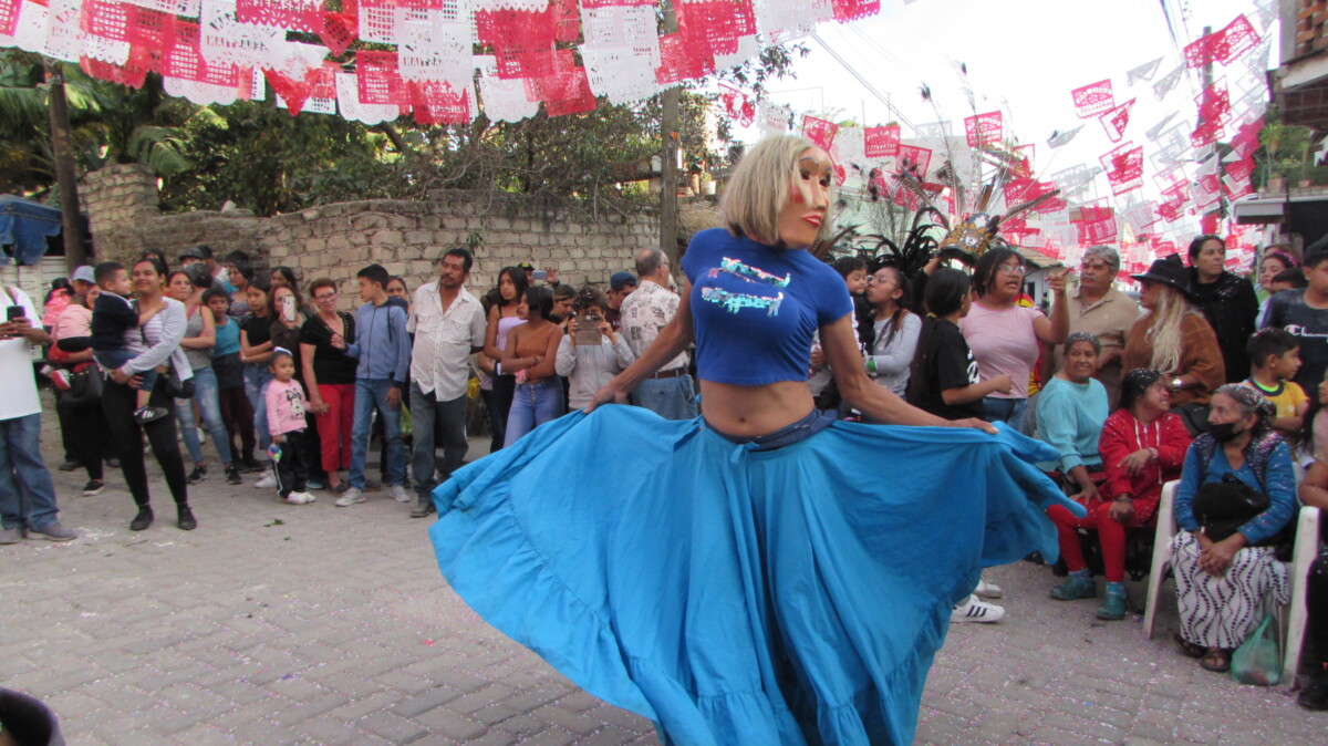 Sayaca bailando al llegar al barrio de San Sebastián. Foto: Sofía Medeles.