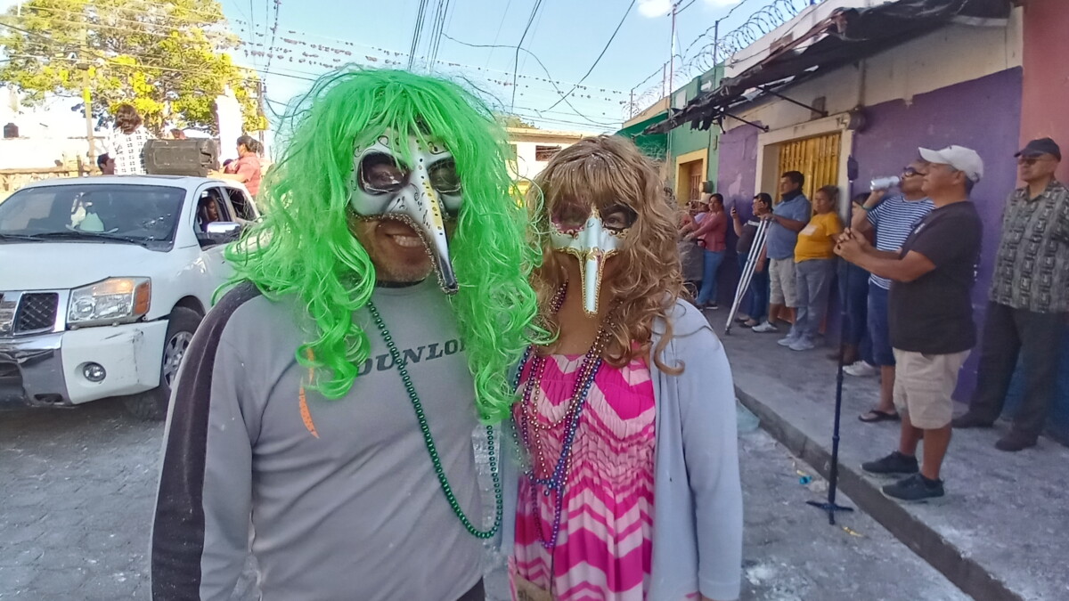 Pareja enmascarada durante el recorrido del desfile en San Juan Cosalá. Foto: Armando Esquivel.