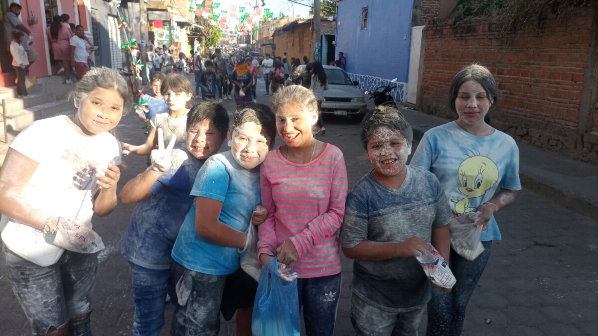 Grupo de niños que encabezaban el contingente del desfile en San Juan Cosalá. Foto: Armando Esquivel. 