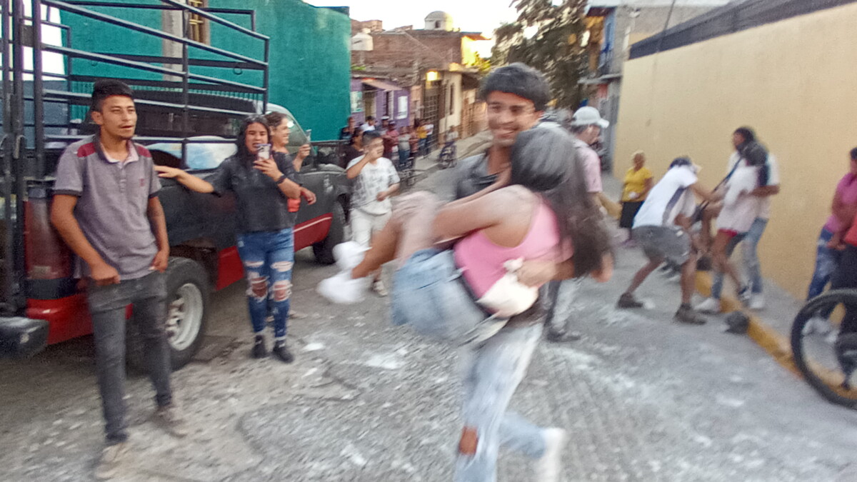 Un joven llevando a una mujer al llamado “colchón de harina”. Foto: Armando Esquivel.