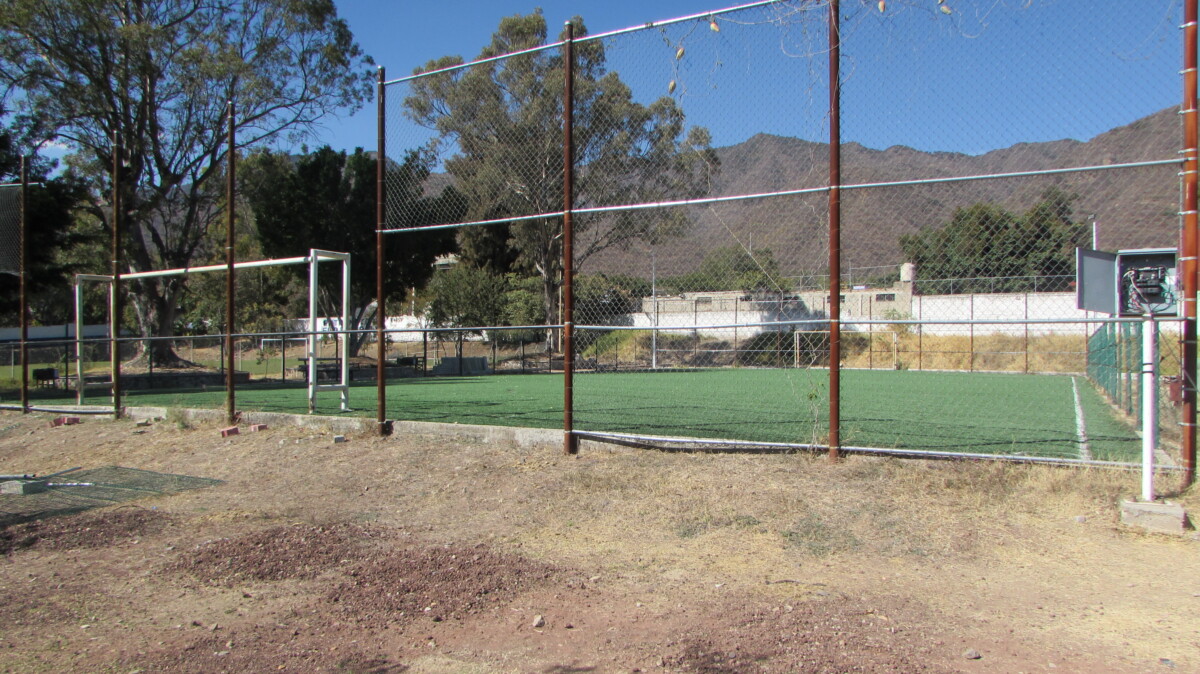 Cancha de fútbol siete, donde se ha estado realizando un cambio en diferentes zonas de la malla perimetral. Foto: Sofía Medeles.
