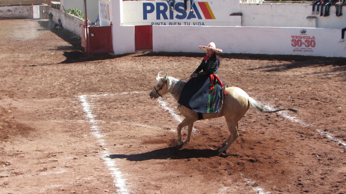 Gabriela Gucho, la reina charra de Ajijic, realizando una de la cala de caballo. Foto: Sofía Medeles.