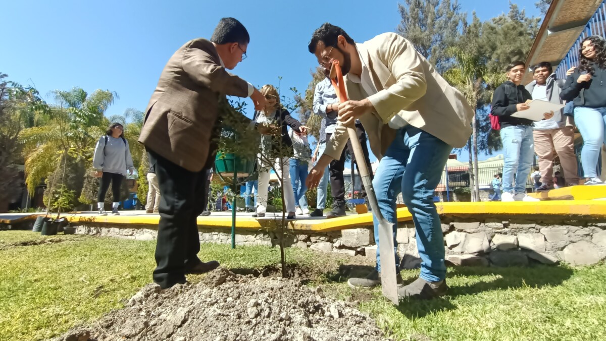 Los funcionarios, docentes y alumnos plantaron árboles en el plantel de la preparatoria para clausurar el evento. Foto: J. Stengel.