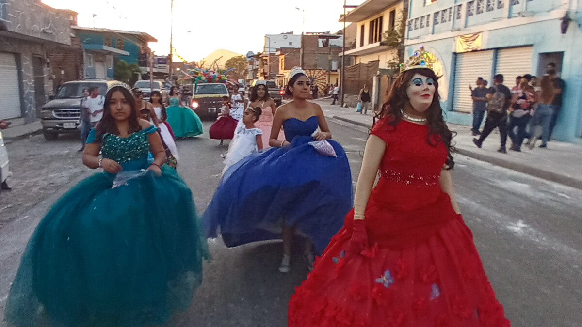 Un grupo de quinceañeras participó en el desfile del martes de Carnaval. Foto: Armando Esquivel.