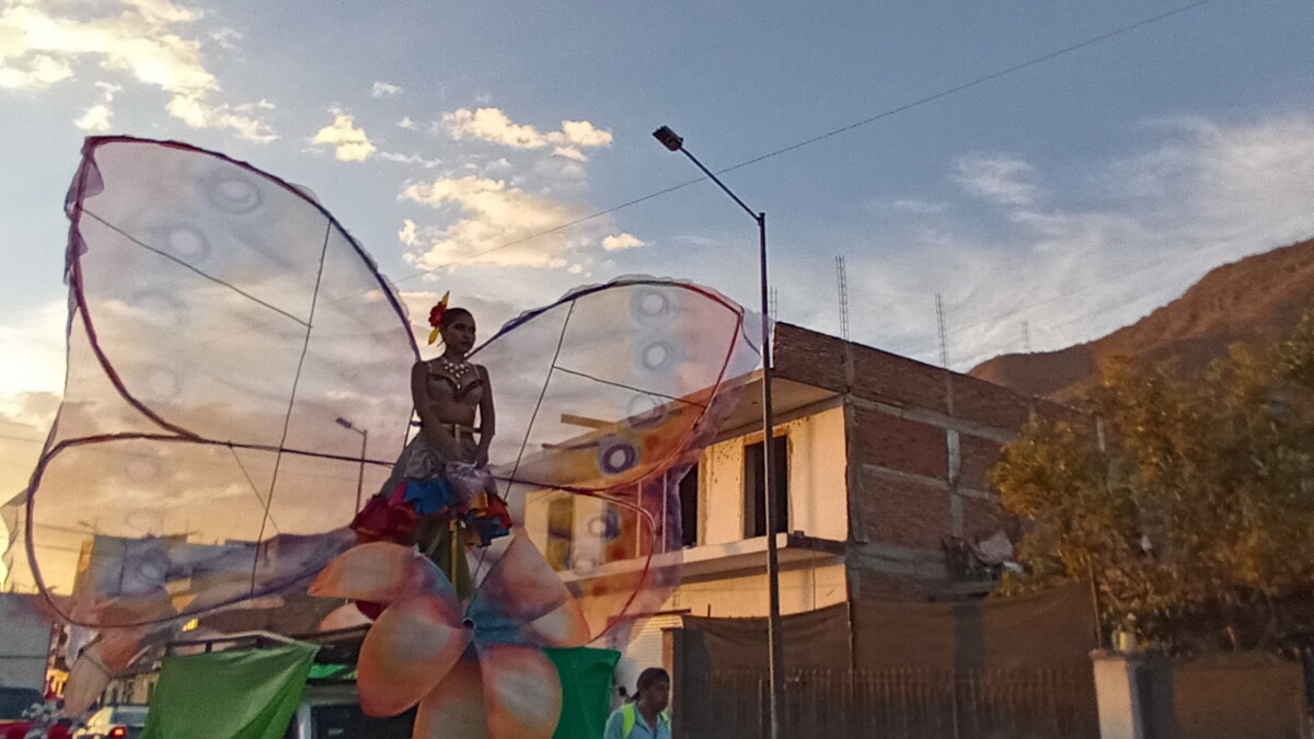 Una mariposa humana fue de lo más vistoso en el desfile de carnaval de San Juan Cosalá. Foto: Armando Esquivel.