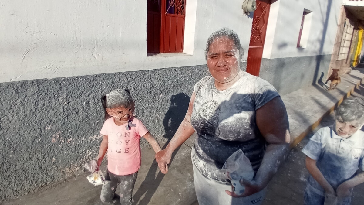 Mujer de la localidad acompañando a una pequeña durante el desfile en San Juan Cosalá. Foto: Armando Esquivel.