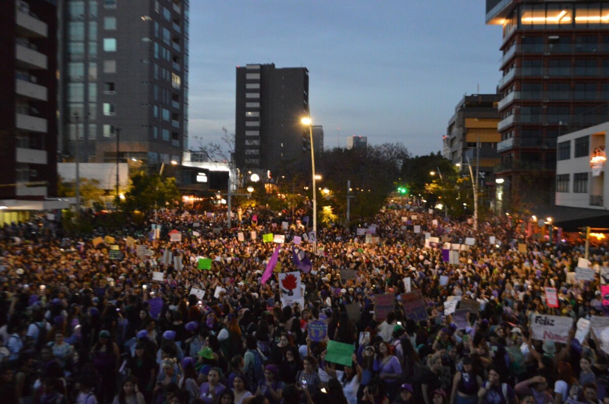 Fueron hasta 70 mil personas -de acuerdo a datos del Gobierno Estatal- las que se congregaron en tres distintas marchas. Foto: Twitter. 