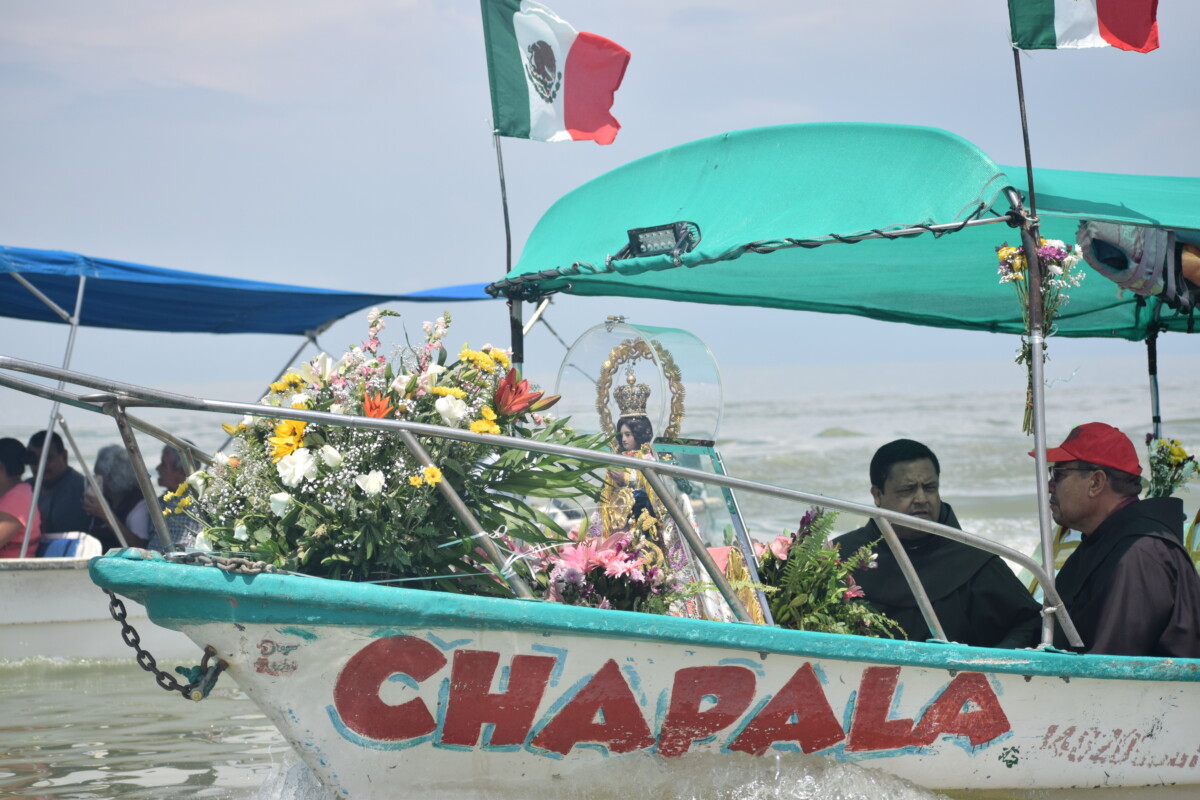 Durante la mañana del 10 de julio la Reina del Lago de Chapala realizó su tradicional visita a la Isla de los Alacranes. Foto: Jazmín Stengel.