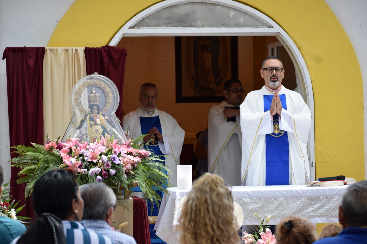 En la capilla de Guadalupe de la Isla de los Alacranes se ofició otra misa para pedir por la recuperación del lago. Foto: Jazmín Stengel.
