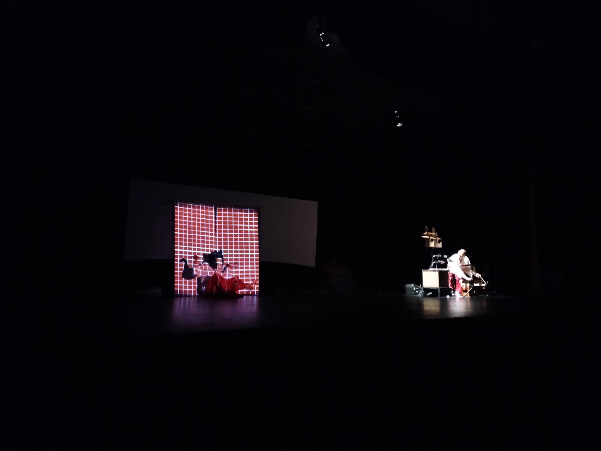 Proyección de audiovisuales, una buena iluminación y música en directo para ambientar las escenas fue parte de la producción de la obra de teatro. Foto: Domingo Márquez. 