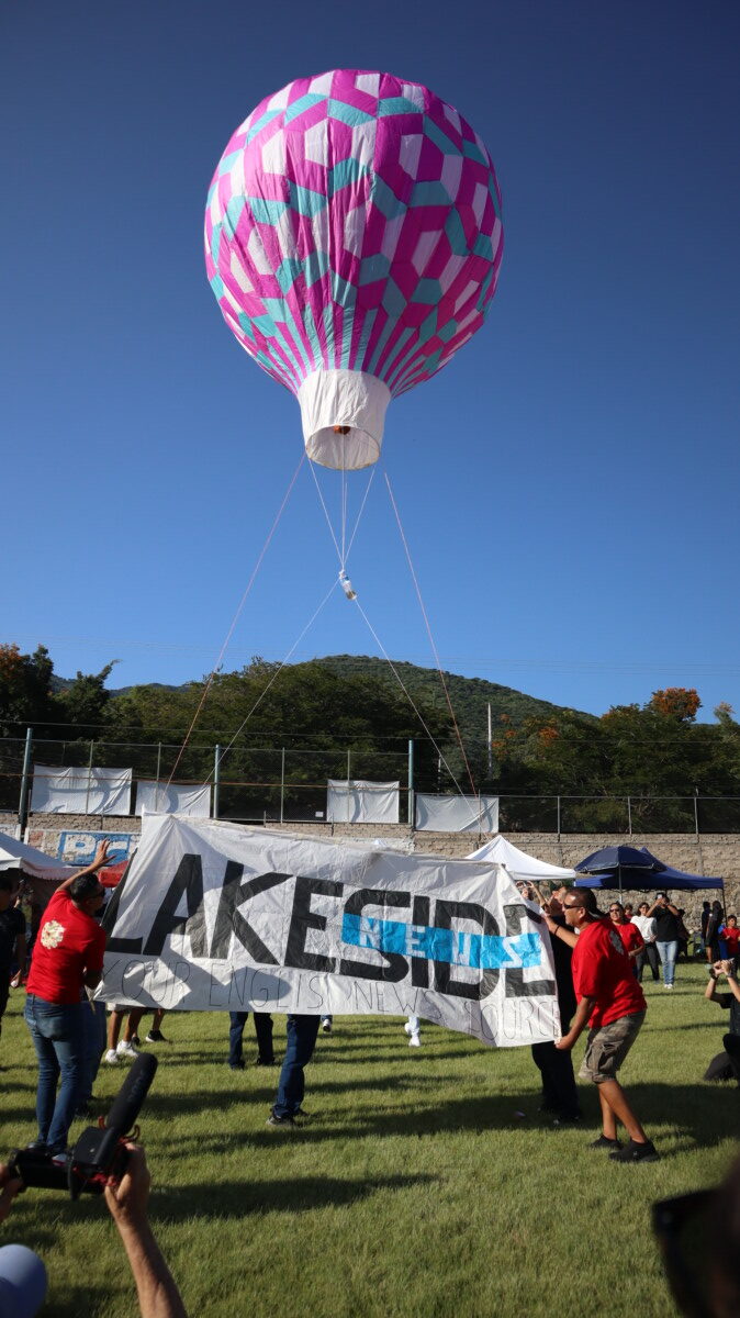 Lakeside News participó por primera vez con un colorido globo realizado por el equipo La Naranja Mecánica. Foto: D. Arturo Ortega.