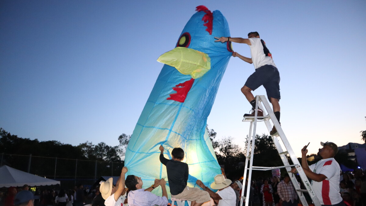 La creatividad de los equipos dieron variadas formas a los globos que se lanzaron. Foto: D. Arturo Ortega.