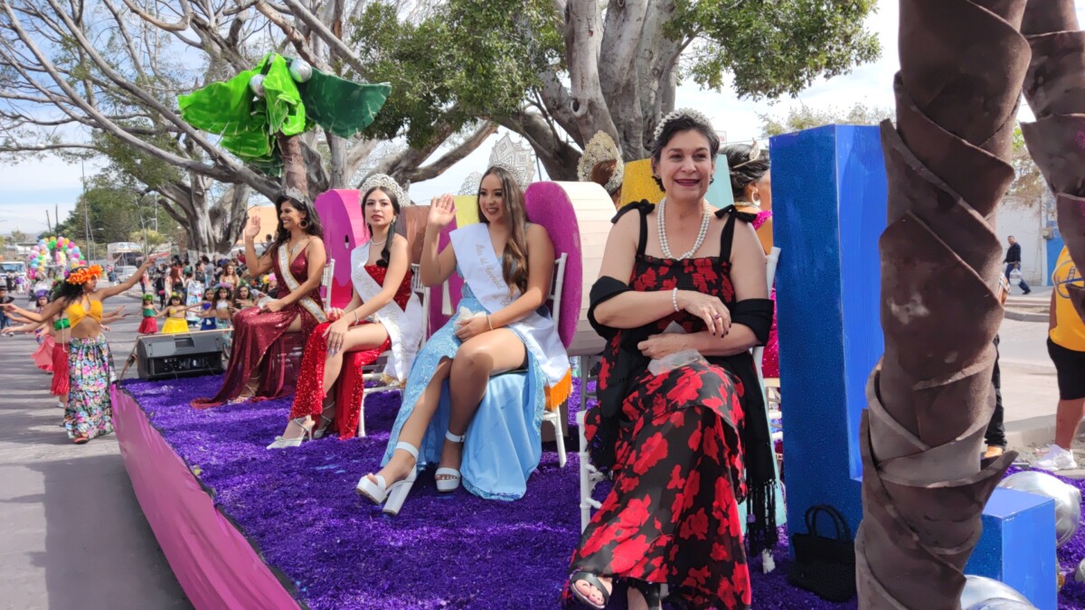 Las Reinas de carnavales anteriores nopudieron faltar en el desfile dominical de Carnaval Chapala 2024. Foto: D. Arturo Ortega.