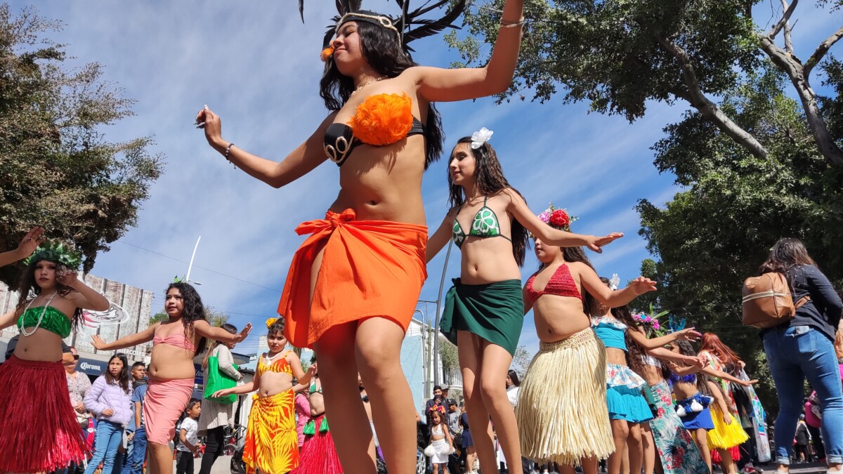 Distintas escuelas de danza polinesia amenizaron el desfile. Foto: D. Arturo Ortega.