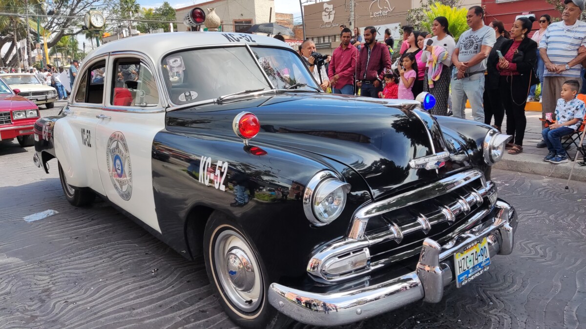 Diferentes carros clásicos de colección acompañaron el desfile. Foto: D. Arturo Ortega.