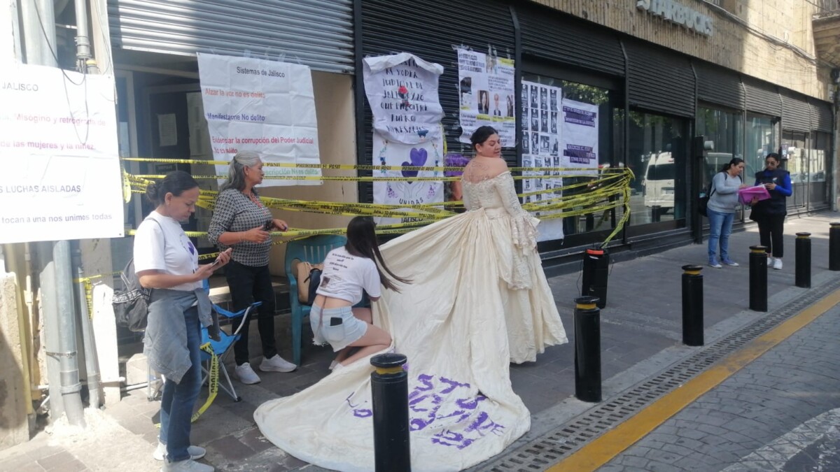 21 casos más de quejas a jueces estatales se sumaron a la protesta de las jóvenes chapalenses frente a las instalaciones del Consejo de la Judicatura en Guadalajara. Foto: Colectivo Mujeres Unidas Jalisco.
