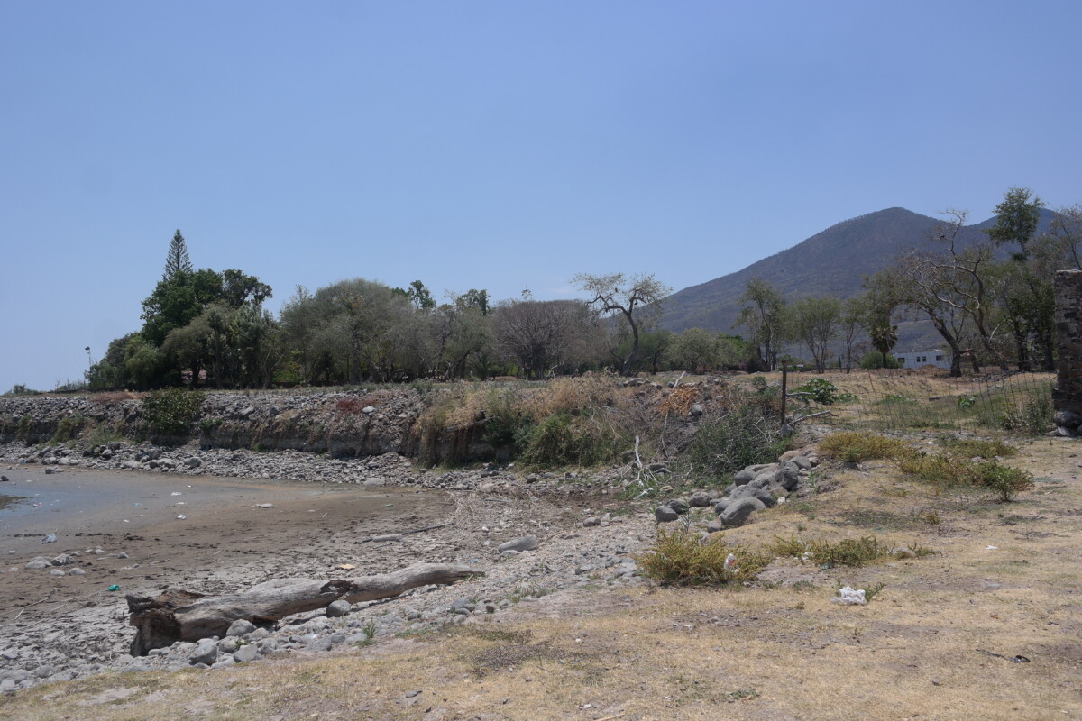Parte de las excavaciones en zona federal y al fondo el terreno desde donde se pretendía lanzar las embarcaciones. Foto: Armando Esquivel.