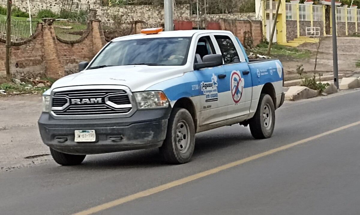 Unidad de la Secretaría de Salud Jalisco usada para acciones contra el dengue, transitando por San Juan Cosalá. Foto: Armando Esquivel.