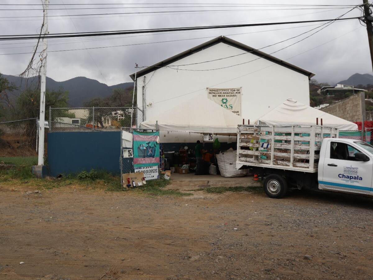 Centro de Reciclaje de Ajijic, ubicado sobre la carretera Chapala-Jocotepec en la zona de "La Mojonera", a las afueras de Ajijic. Foto: Sofía Medeles. 